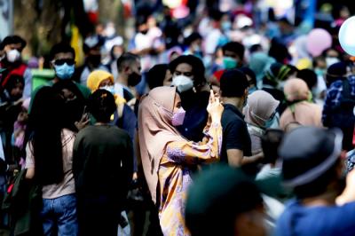 Pengunjung saat berwisata di Taman Margasatwa Ragunan, Jakarta, Rabu (26/5/2021).