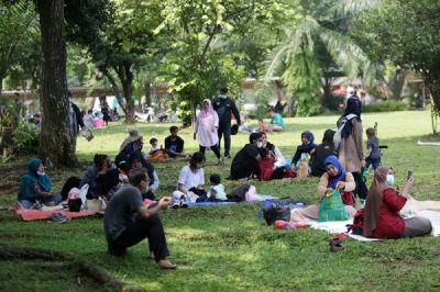 Pengunjung saat berwisata di Taman Margasatwa Ragunan, Jakarta, Rabu (26/5/2021).