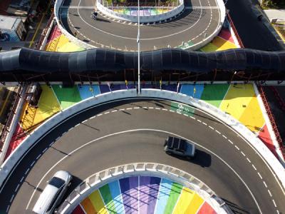 Sejumlah kendaraan melintas di Jalan Layang atau flyover Tapal Kuda Tanjung Barat di Jakarta, Rabu (26/5/2021).