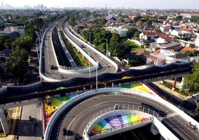 Sejumlah kendaraan melintas di Jalan Layang atau flyover Tapal Kuda Tanjung Barat di Jakarta, Rabu (26/5/2021).