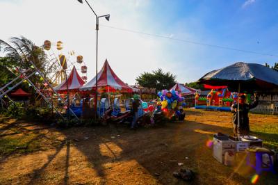 Warga mempersiapkan perlengkapan sejumlah wahana permainan yang akan dibuka pada malam hari di Depok, Jawa Barat, Rabu (26/5/2021).