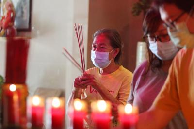 Umat Budha melakukan ibadah di Vihara Lalitavistara Cilincing, Jakarta Utara, Rabu (26/5/2021).