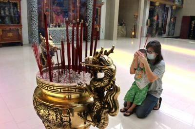 Umat Budha melakukan ibadah di Vihara Lalitavistara Cilincing, Jakarta Utara, Rabu (26/5/2021).