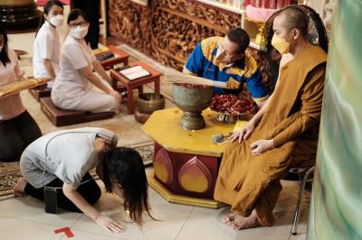 Umat Budha mengikuti upacara Trisuci Waisak 2565 di Vihara Girinaga, Makassar, Sulawesi Selatan, Rabu (26/5/2021).