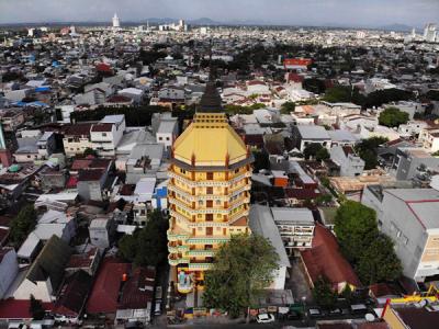 Umat Budha mengikuti upacara Trisuci Waisak 2565 di Vihara Girinaga, Makassar, Sulawesi Selatan, Rabu (26/5/2021).