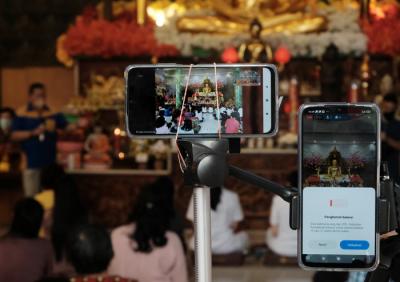 Umat Budha mengikuti upacara Trisuci Waisak 2565 di Vihara Girinaga, Makassar, Sulawesi Selatan, Rabu (26/5/2021).
