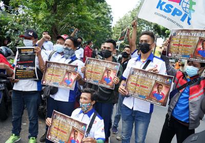 Buruh yang tergabung dalam Konfederasi Serikat Pekerja Indonesia saat aksi boikot PT Indomarco Prismatama atau Indomaret di Jakarta, Kamis (27/5/2021).
