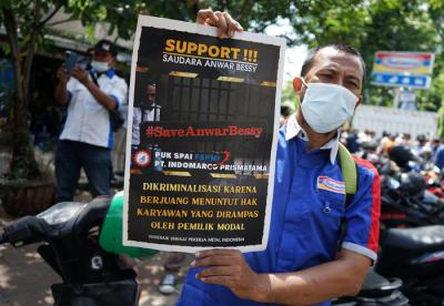 Buruh yang tergabung dalam Konfederasi Serikat Pekerja Indonesia saat aksi boikot PT Indomarco Prismatama atau Indomaret di Jakarta, Kamis (27/5/2021).