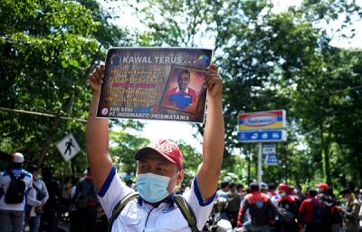 Buruh yang tergabung dalam Konfederasi Serikat Pekerja Indonesia saat aksi boikot PT Indomarco Prismatama atau Indomaret di Jakarta, Kamis (27/5/2021).