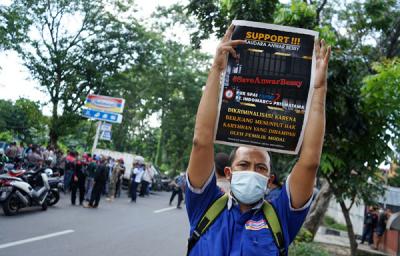 Buruh yang tergabung dalam Konfederasi Serikat Pekerja Indonesia saat aksi boikot PT Indomarco Prismatama atau Indomaret di Jakarta, Kamis (27/5/2021).