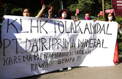 Aliansi Masyarakat Warga Rantau Kecamatan Silima Pungga Pungga melakuan aksi didepan Kementerian Lingkungan Hidup dan Kehutanan, Jakarta, Kamis (27/5/2021).