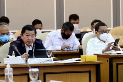 Menteri PPN/Kepala Bappenas Suharso Monoarfa mengikuti Rapat Kerja dengan Pansus Otsud Papua di Kompleks Parlemen Senayan, Jakarta, Kamis (27/5/2021).