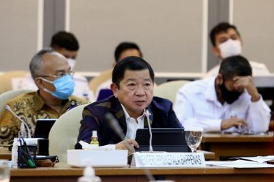 Menteri PPN/Kepala Bappenas Suharso Monoarfa mengikuti Rapat Kerja dengan Pansus Otsud Papua di Kompleks Parlemen Senayan, Jakarta, Kamis (27/5/2021).