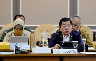 Menteri PPN/Kepala Bappenas Suharso Monoarfa mengikuti Rapat Kerja dengan Pansus Otsud Papua di Kompleks Parlemen Senayan, Jakarta, Kamis (27/5/2021).