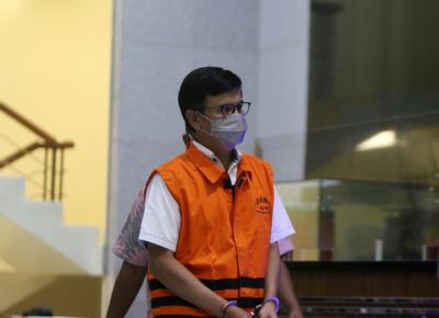 Mantan Dirut Perumda Pembangunan Sarana Jaya Yoory Corneles Pinontoan digiring petugas di Gedung KPK, Jakarta, Kamis (27/5/2021).