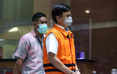 Mantan Dirut Perumda Pembangunan Sarana Jaya Yoory Corneles Pinontoan digiring petugas di Gedung KPK, Jakarta, Kamis (27/5/2021).