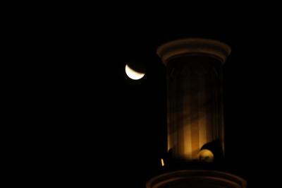 Fase gerhana bulan total terlihat dengan latar depan menara Masjid An-Nur Gandul, Depok, Jawa Barat. Rabu (26/5/2021).