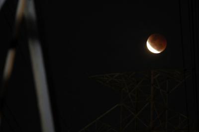 Fase gerhana bulan total terlihat dengan latar depan menara Masjid An-Nur Gandul, Depok, Jawa Barat. Rabu (26/5/2021).
