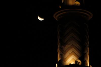 Fase gerhana bulan total terlihat dengan latar depan menara Masjid An-Nur Gandul, Depok, Jawa Barat. Rabu (26/5/2021).