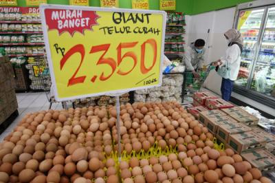 Pengunjung berbelanja di Giant Ekspres, Jatiwarna, Kota Bekasi, Jawa Barat, Rabu (26/5/2021).