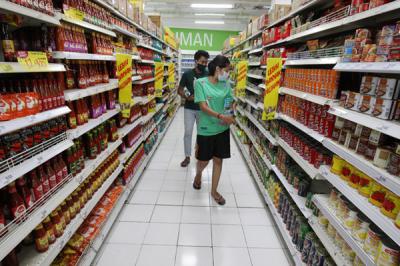 Pengunjung berbelanja di Giant Ekspres, Jatiwarna, Kota Bekasi, Jawa Barat, Rabu (26/5/2021).