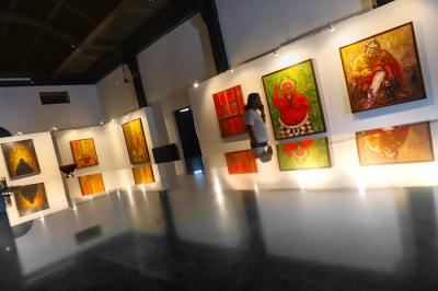 Pengunjung melihat pameran lukisan Semar Ngruwat Jagad karya Sohieb Toyaroja di Galeri Kunstkring, Menteng, Jakarta. Kamis (27/5/2021).