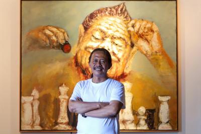 Pengunjung melihat pameran lukisan Semar Ngruwat Jagad karya Sohieb Toyaroja di Galeri Kunstkring, Menteng, Jakarta. Kamis (27/5/2021).