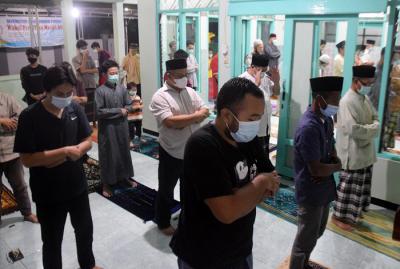 Puluhan umat muslim menggelar Shalat Gerhana Bulan di Masjid Al-Ikhlas, Kelurahan Bulusan, Kecamatan Tembalang, Kota Semarang, Jawa Tengah, Rabu (26/5/2021).