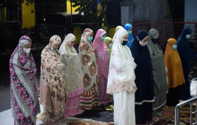 Puluhan umat muslim menggelar Shalat Gerhana Bulan di Masjid Al-Ikhlas, Kelurahan Bulusan, Kecamatan Tembalang, Kota Semarang, Jawa Tengah, Rabu (26/5/2021).