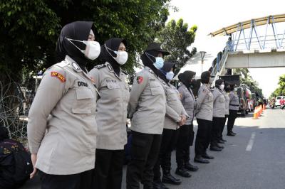 Aparat kepolisian memperketat penjagaan saat sidang pembacaan vonis Habib Rizieq Shihab di Pengadilan Negeri (PN) Jakarta Timur, Kamis (27/5/2021).