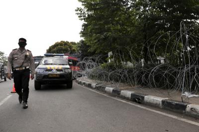 Aparat kepolisian memperketat penjagaan saat sidang pembacaan vonis Habib Rizieq Shihab di Pengadilan Negeri (PN) Jakarta Timur, Kamis (27/5/2021).
