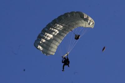 Terjun free fall merupakan salah satu materi latihan Standart Kemampuan Perorangan Lanjutan (SKPL) Aspek Udara Batalyon Intai Amfibi 2 Marinir.