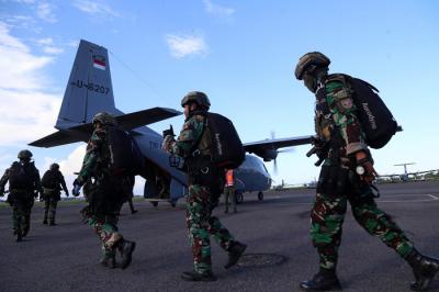 Terjun free fall merupakan salah satu materi latihan Standart Kemampuan Perorangan Lanjutan (SKPL) Aspek Udara Batalyon Intai Amfibi 2 Marinir.