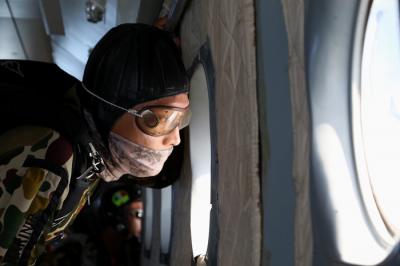 Terjun free fall merupakan salah satu materi latihan Standart Kemampuan Perorangan Lanjutan (SKPL) Aspek Udara Batalyon Intai Amfibi 2 Marinir.