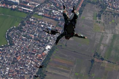 Terjun free fall merupakan salah satu materi latihan Standart Kemampuan Perorangan Lanjutan (SKPL) Aspek Udara Batalyon Intai Amfibi 2 Marinir.