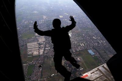 Terjun free fall merupakan salah satu materi latihan Standart Kemampuan Perorangan Lanjutan (SKPL) Aspek Udara Batalyon Intai Amfibi 2 Marinir.