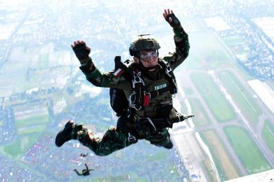Terjun free fall merupakan salah satu materi latihan Standart Kemampuan Perorangan Lanjutan (SKPL) Aspek Udara Batalyon Intai Amfibi 2 Marinir.