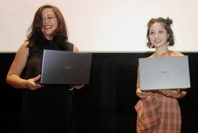Head of Marketing Acer Indonesia Fransisca Maya bersama musisi Indonesia Andien Aisyah menunjukkan laptop tipis Swift dari Acer di Jakarta, Jumat (28/5/2021).