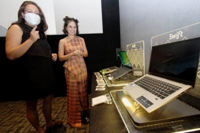 Head of Marketing Acer Indonesia Fransisca Maya bersama musisi Indonesia Andien Aisyah menunjukkan laptop tipis Swift dari Acer di Jakarta, Jumat (28/5/2021).