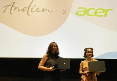 Head of Marketing Acer Indonesia Fransisca Maya bersama musisi Indonesia Andien Aisyah menunjukkan laptop tipis Swift dari Acer di Jakarta, Jumat (28/5/2021).