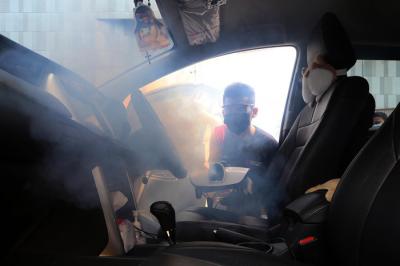 Operator Dokter Mobil Surabaya melakukan treament fogging mobil pada hari pertama Gerakan 1 Juta Mobil Bebas Virus di Surabaya, Jawa Timur, Jumat (28/5/2021).