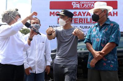 Operator Dokter Mobil Surabaya melakukan treament fogging mobil pada hari pertama Gerakan 1 Juta Mobil Bebas Virus di Surabaya, Jawa Timur, Jumat (28/5/2021).