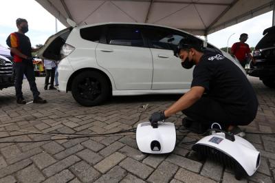 Operator Dokter Mobil Surabaya melakukan treament fogging mobil pada hari pertama Gerakan 1 Juta Mobil Bebas Virus di Surabaya, Jawa Timur, Jumat (28/5/2021).