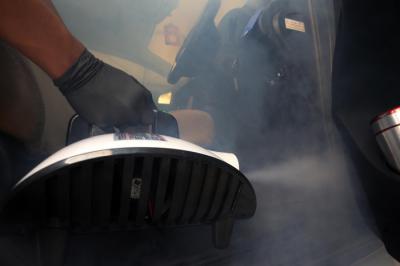 Operator Dokter Mobil Surabaya melakukan treament fogging mobil pada hari pertama Gerakan 1 Juta Mobil Bebas Virus di Surabaya, Jawa Timur, Jumat (28/5/2021).