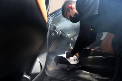 Operator Dokter Mobil Surabaya melakukan treament fogging mobil pada hari pertama Gerakan 1 Juta Mobil Bebas Virus di Surabaya, Jawa Timur, Jumat (28/5/2021).