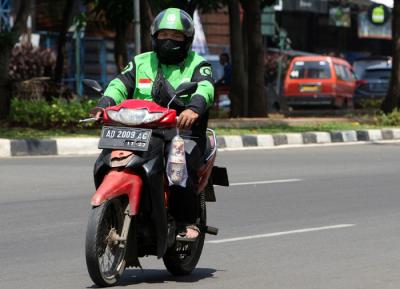 Driver Gojek membawa penumpang di kawasan Komsen, Kota Bekasi, Jawa Barat, Jumat (28/5/2021).