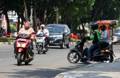Driver Gojek membawa penumpang di kawasan Komsen, Kota Bekasi, Jawa Barat, Jumat (28/5/2021).