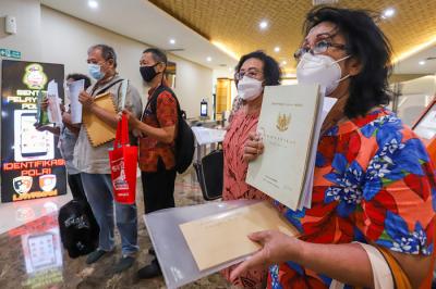Guru Besar IPB Prof Ing Mokoginta bersama korban perampasan tanah yang tergabung FKMTI mendatangi Bareskrim Mabes Polri, Jakarta, Jumat (28/5/2021).