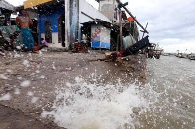 Nelayan beraktifitas di kampung Nelayan Nambangan Kenjeran Surabaya, Jawa Timur, Jumat (28/5/2021).