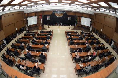 Gubernur Jabar Ridwan Kamil menghadiri Rapat Paripurna DPRD di Ruang Sidang DPRD Jabar, Jumat (28/5/2021).